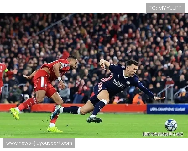 利物浦边线抢断制造威胁，加克波连续拉扯对手站位